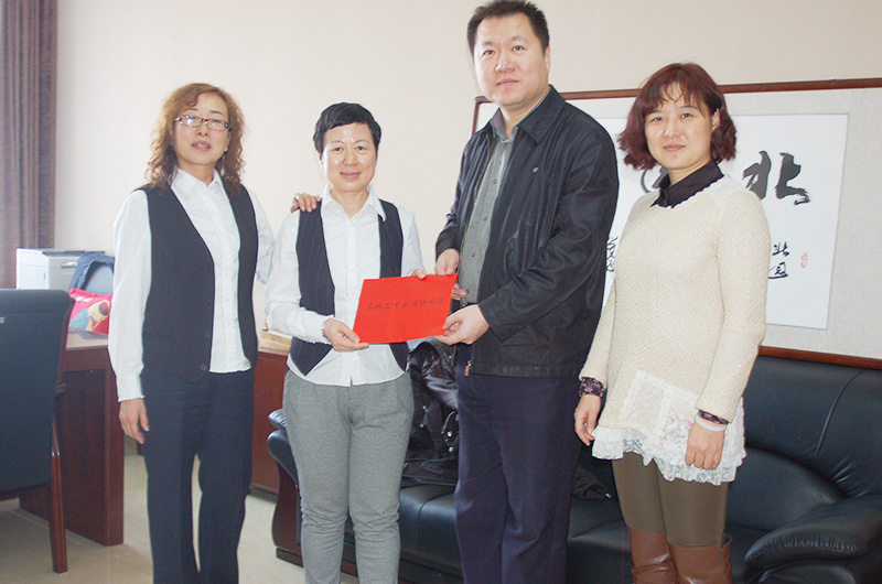 1464057308126801.jpg 沙區(qū)經(jīng)發(fā)委領(lǐng)導(dǎo)慰問(wèn)北園春集團(tuán)黨員2016.2.2.JPG