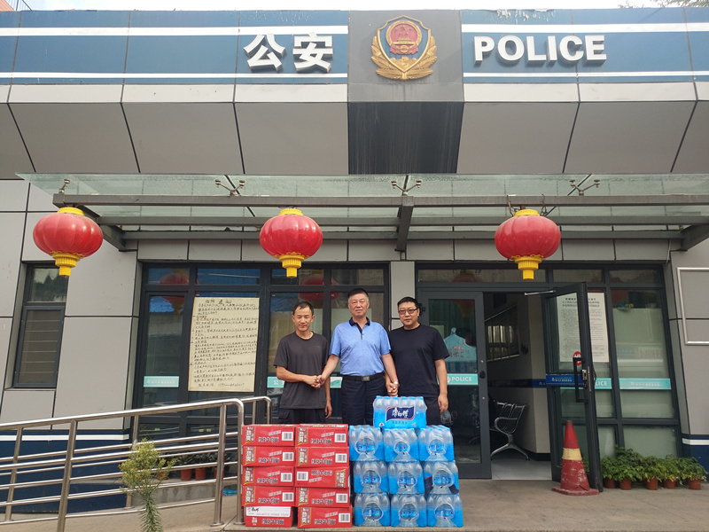 北園春市場(chǎng)慰問(wèn)轄區(qū)便民警務(wù)站 譜寫警民共建愛(ài)心曲_副本.jpg