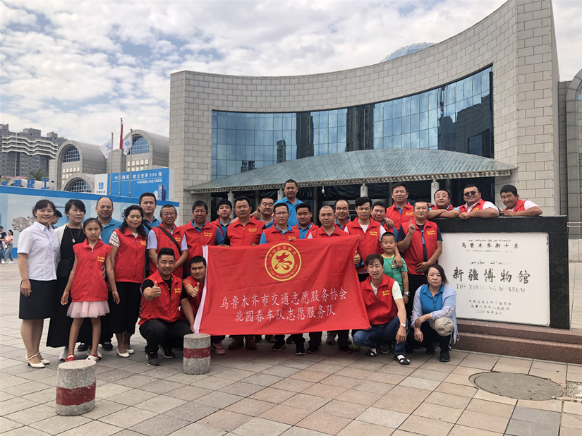 1567399373103678.jpg 圖為:運輸公司志愿服務隊在自治區(qū)博物館合影留念_副本.jpg