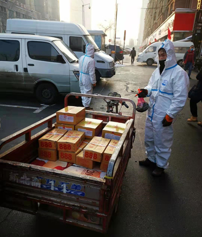 1612255698802748.jpg 圖為:工作人員正在對貨物進行消殺_副本.jpg