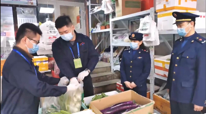 1614744112184845.jpg 圖為:抽檢執(zhí)法人員抽樣現(xiàn)場(chǎng)_副本.jpg