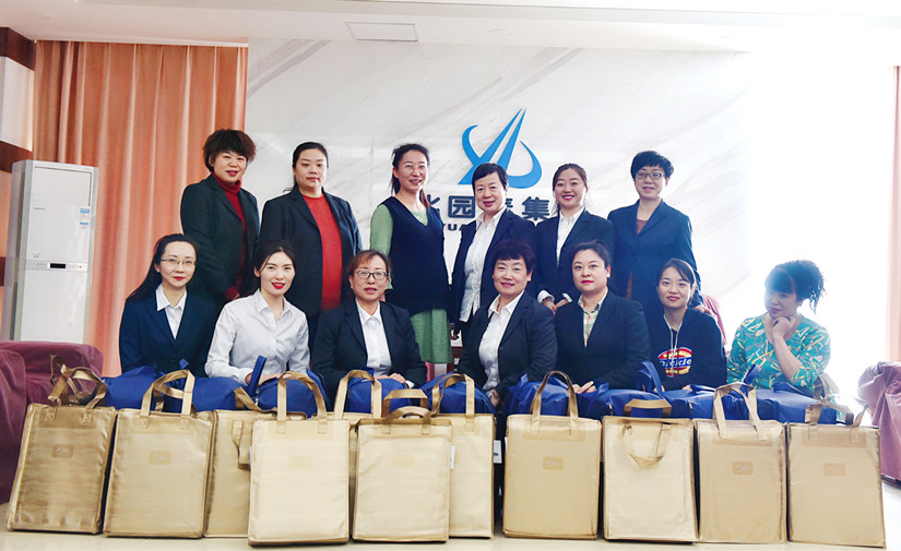 1617212795515871.jpg 圖為:集團(tuán)公司女職工三八節(jié)節(jié)日禮品領(lǐng)取合影留念_副本.jpg